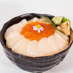 ข้าวหน้าหอยเชลล์ไข่แซลมอน