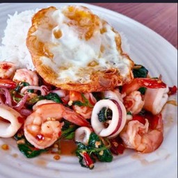 กระเพราทะเลไข่ดาว(ราดข้าว)