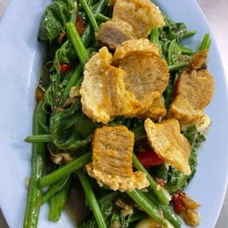 ผักยอดมะระหมูกรอบ