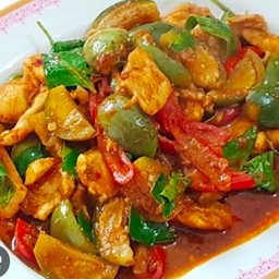 ผัดพริกแกงไก่ใส่มะเขือ