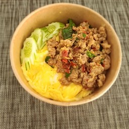 ข้าวกะเพราหมูไข่ข้น