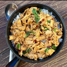 [อร่อยซ่ากับโค้ก] กระเพราพริกแห้งไก่ราดข้าว +  โค้ก ออริจินัล (กระป๋อง) 