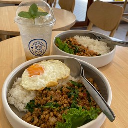 กะเพราหมูสับราดข้าว