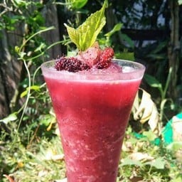 สมูทตี้มัลเบอรี่ปั่นโรยผงบ๊วย