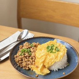 ข้าวไข่ข้นหมูกระเทียม