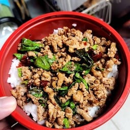 [อร่อยซ่ากับโค้ก] กระเพราพริกแห้งเนื้อสับราดข้าว +  โค้ก ออริจินัล (กระป๋อง)