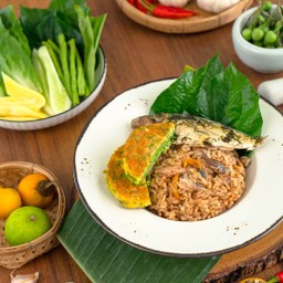 ข้าวคลุกน้ำพริกกะปิปลาทูอบกับไข่ชะอม