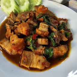 กระเพราหมูกรอบ(กับข้าว)