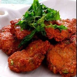 ทอดมันปลากราย ราดข้าว