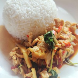 ผัดกระเพราหน่อไม้สดใส่หมู