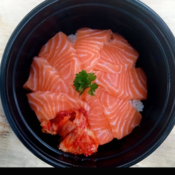 ข้าวหน้าแซลมอนซาซิมิ กิมจิ