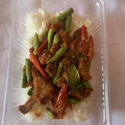 ข้าวผัดพริกแกงหมูกรอบ