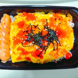 ข้าวไข่ข้นไข่กุ้ง โรยสาหร่าย แถมไส้กรอก1ชิ้น