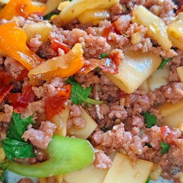 ขัาวกะเพราเนื้อสับหน่อไม้ดอง