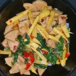 กะเพราหมูยอหน่อไม้ราดข้าว