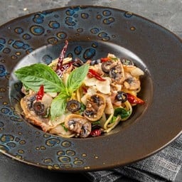 สปาเกตตีพริกแห้งเบคอนเห็ดแชมปิยอง