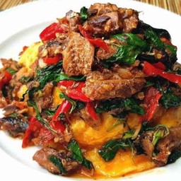 ข้าวกระเพราสันคอหมูสไลด์ไข่ข้น