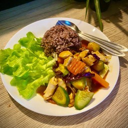 ข้าวผัดเปรี้ยวหวานสเต็กไก่ 390 Kcal