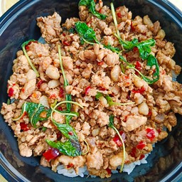 กระเพราหมูสับ ราดข้าว