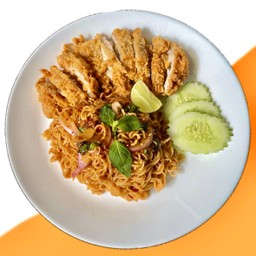 ยำมาม่าแซ่บไก่กรอบ