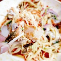ยำปู ยำ ร้านแสบปากแสบคอ by เจ๊ตุ๊ก แสนภูดาษ