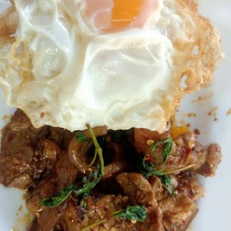 ข้าวกะเพราหมูหมักไข่ดาว