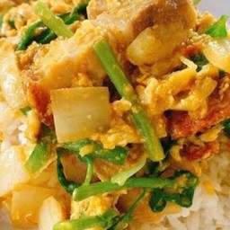 หมูกรอบผัดผงกะหรี่ราดข้าว