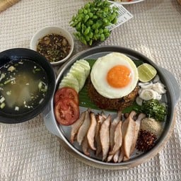 ข้าวกะเพราหมูคลุกฟิวชั่นคอหมูย่างน้ำจิ้มแจ่ว รสเด็ด