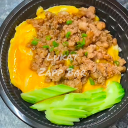 ข้าวหมูสับผัดกระเทียมไข่ข้น