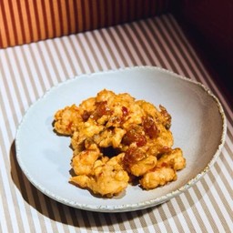 กุ้งและหมึกทอดกรอบผัดซอสราดพริก