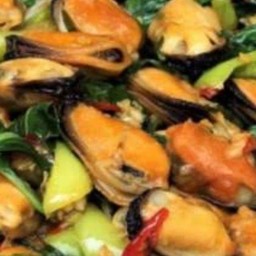 หอยแมลงภู่ผัดพริกหยวกราดข้าว