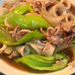 ผัดพริกหยวกปลาหมึกราดข้าว