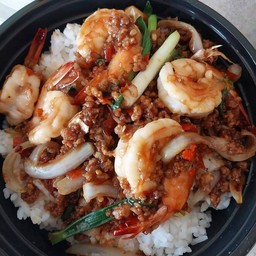 กระเพรากุ้งหมูสับ ราดข้าว