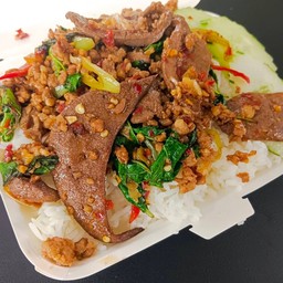 กระเพาหมูสับ+ตับ กับข้าว