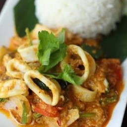 หมึกผัดผงกะหรี่ราดพร้าว