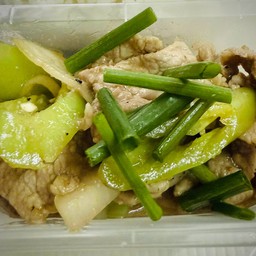 ผัดพริกหยวกหมูราดข้าว