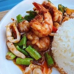 ผัดพริกแกงทะเลราดข้าว