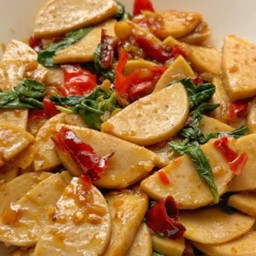 กระเพราหมูยอราดข้าว