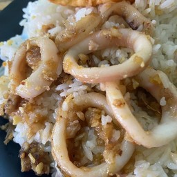 ข้าวราดปลาหมึกกระเทียม