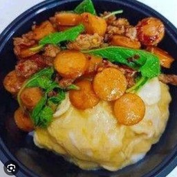 ข้าวกระเพราหมูสับไส้กรอกไข่ข้น