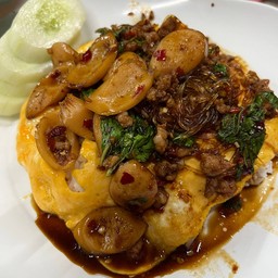 ข้าวกระเพราหมูสับไส้กรอกวุ้นเส้นไข่ข้น