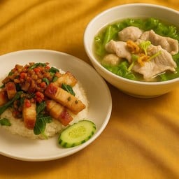 เซ็ต  ข้าวราดกะเพราหมูกรอบ+หมูสับ เกาเหลาลูกชิ้นหมู แถมน้ำเปล่า