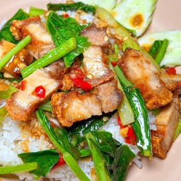 [อร่อยซ่ากับโค้ก] ข้าวผัดคะน้าหมูกรอบ +  โค้ก ไม่มีน้ำตาล (ขวด)