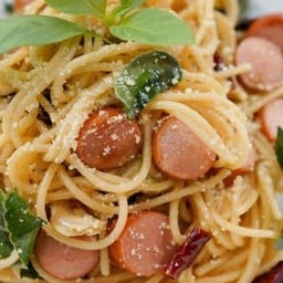 สปาเก็ตตี้ผัดพริกแห้งใส้กรอกไก่