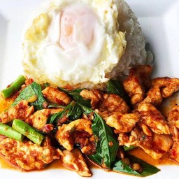ข้าวราดผัดพริกแกงไก่ไข่ดาว