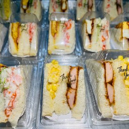 แซนวิสมินิข้าวโพดมายองเนส + ไส้กรอกพริกเผา