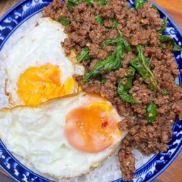 กระเพราเนื้อจัมโบ้ ไข่ดาว 3 ใบ