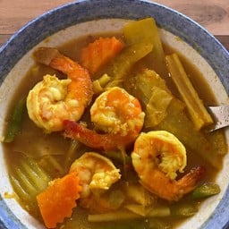 แกงส้มกุ้งผักรวม