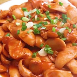 ข้าวไส้กรอกหนังกรอบผัดซอส