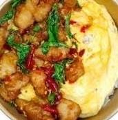 ข้าวไข่ข้นกระเพาไก่กรอบ